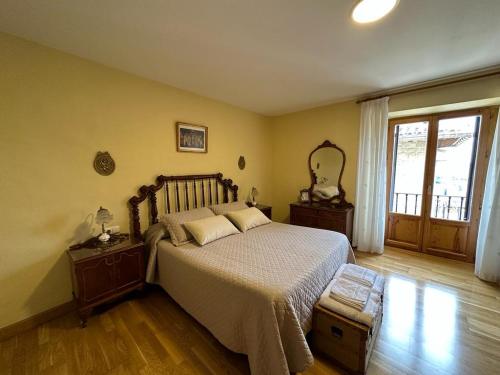 a bedroom with a bed and a mirror on the wall at Casa Janices in Artajona