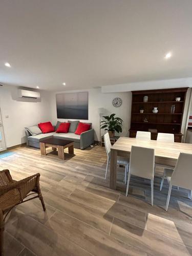 un salon avec un canapé et une table dans l'établissement mas de l' Olivier, à Arles