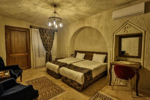 Una cama o camas en una habitación de CaveAdocia Stone&Cave Hotel