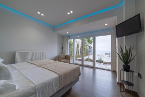 アギア・ペラギアにある"BlueVedere" Sea View Luxury Villaのベッドルーム(大型ベッド1台、大きな窓付)