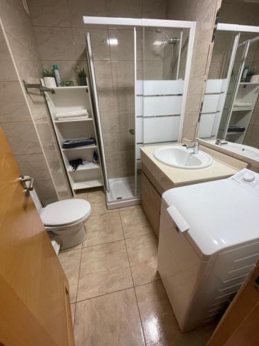 y baño con aseo, lavabo y ducha. en Apartament Modern 1 Playa del Ingles, en San Bartolomé