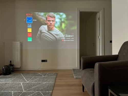 a projection screen on a wall in a living room at Vadi İstanbul daire full eşya in Istanbul