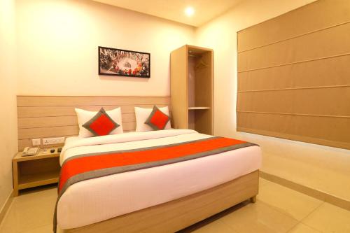 a bedroom with a large bed in a room at Perfectstayz Value Sagar Near Golden Temple in Amritsar