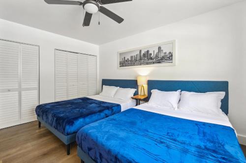1 Schlafzimmer mit 2 Betten und einem Deckenventilator in der Unterkunft 713 Miami Beach Apartments in Miami Beach