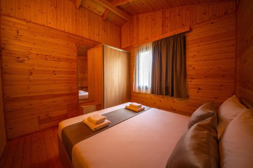 En eller flere senge i et værelse på Villa Arda