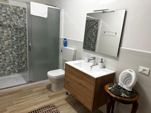 W łazience znajduje się toaleta, umywalka i prysznic. w obiekcie ELICO A Sicily w mieście Sambuca di Sicilia
