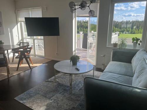 a living room with a couch and a table at Granby oasen in Sigtuna