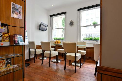 倫敦的住宿－倫斯特公爵酒店，一间带桌椅的用餐室