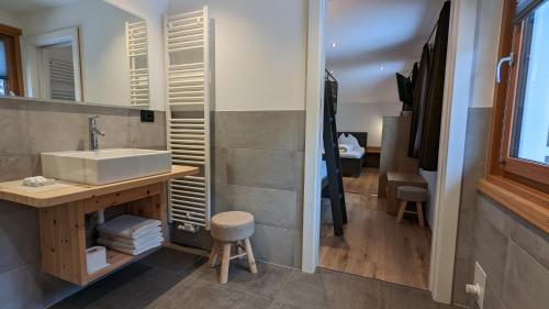 bagno con lavandino e specchio di Haus Herta B&B a Nova Levante