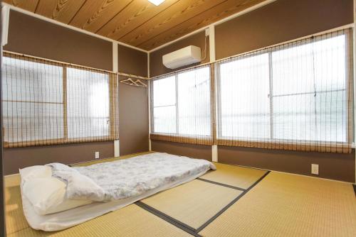 天空树近在咫尺! 浅草秋叶原圈内! 最近地铁步行3分钟! Near Skytree Asakusa!station 3 mins walk !干湿分离! 智能马桶! 高速无限制网路! 3LDK! Skytree房間的床