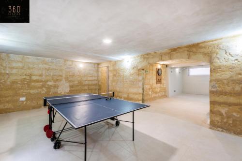 eine Tischtennisplatte in einem Zimmer mit Steinwänden in der Unterkunft Ultimate Luxury Home experience in Beautiful Rabat by 360 Estates in Rabat