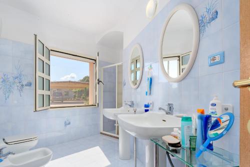 ein Badezimmer mit 2 Waschbecken und einem Spiegel in der Unterkunft Villa Li Cuponi in Arzachena