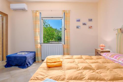 ein Schlafzimmer mit einem großen Bett und einem Fenster in der Unterkunft Villa Li Cuponi in Arzachena