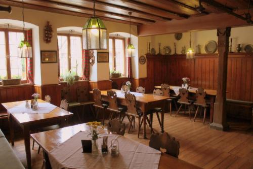 ein Esszimmer mit Holztischen und -stühlen in der Unterkunft Schwarzes Lamm in Rothenburg ob der Tauber