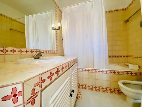 Ένα μπάνιο στο DUPLEX COM VISTA MAR E SOLARIO PRIVATIVO 6 Px
