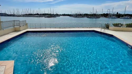 Kolam renang di atau dekat dengan Studio - Les pieds dans l'eau agréable en toutes saisons 4 couchages - climatisation - parking privé - piscine sur mer - vue magnifique et rare - situation optimum - Les argonautes - Ile des pêcheurs - Cap d'Agde