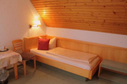 Postel nebo postele na pokoji v ubytování Schwarzes Lamm