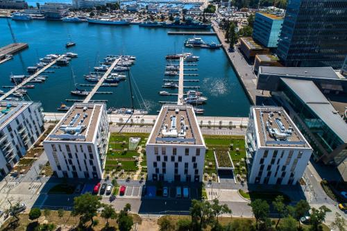 uma vista aérea de dois edifícios ao lado de uma marina em Apartament Faltom LUX z tarasem Yacht Park em Gdynia