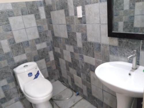 TaytayにあるTerisitaPlace - BamboRoomのバスルーム(トイレ、洗面台付)