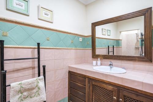 a bathroom with a sink and a mirror at Villa Laforge in Carmona