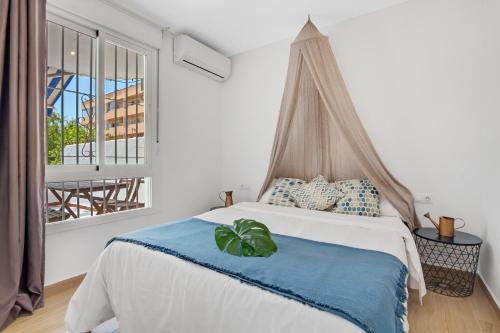 una camera bianca con un letto e una finestra di Vistamarina 101 by IVI Real Estate a Torremolinos