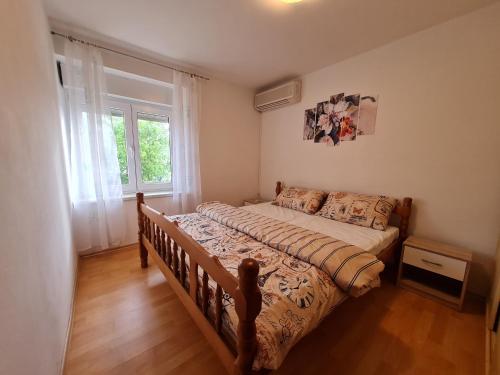 1 dormitorio con cama y ventana grande en APARTMAN LUKA, en Klenovica