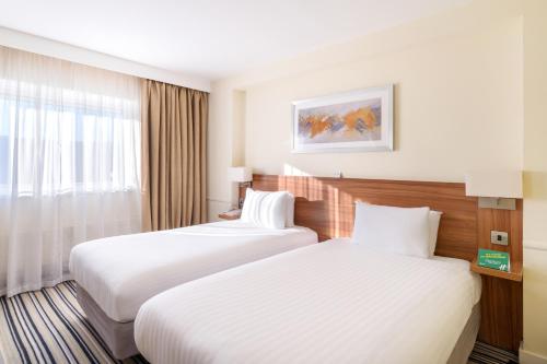 Llit o llits en una habitació de Holiday Inn Rochester-Chatham, an IHG Hotel