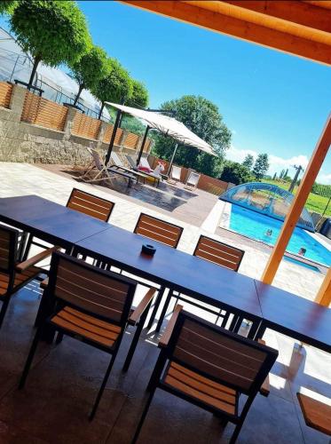 una mesa con sillas y una piscina en Soba pri nam, en Gačnik