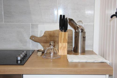 um balcão de cozinha com um bloco de facas e utensílios em Peaceful and tranquil 2 bedroom Deer Cottage em Chippenham