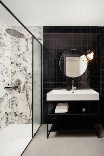 Ένα μπάνιο στο My Maison In Paris Invalides
