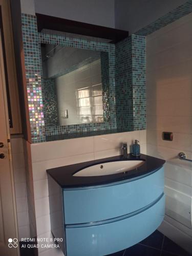 a bathroom with a sink and a mirror at sentieri 2 in Pecetto di Valenza