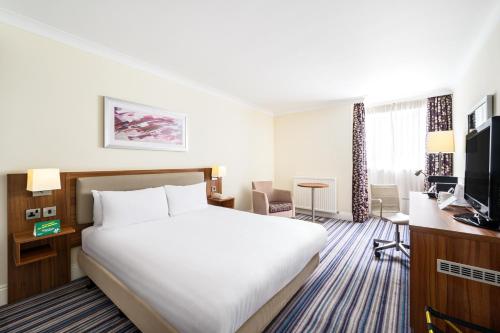 ウェイクフィールドにあるホリデイ イン リーズ ウェイクフィールド M1 Jct40のベッドとテレビが備わるホテルルームです。