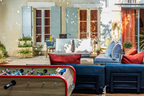 uma sala de estar com sofás azuis e brinquedos no chão em Le Clos Violette et Le 11 D'Aglaé - Appart' hôtel Design de Luxe em LʼIsle-sur-la-Sorgue