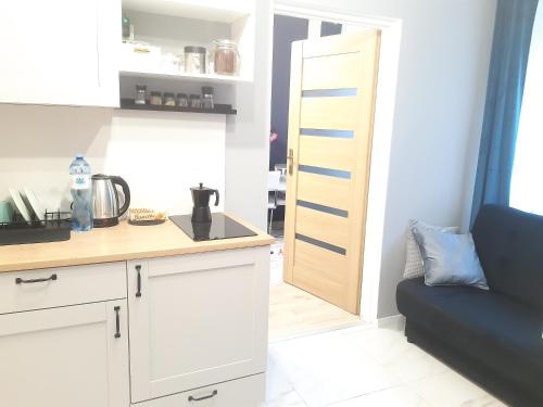 - une cuisine avec une table et un canapé dans une chambre dans l'établissement Apartament nad rzeką, à Głuszyca