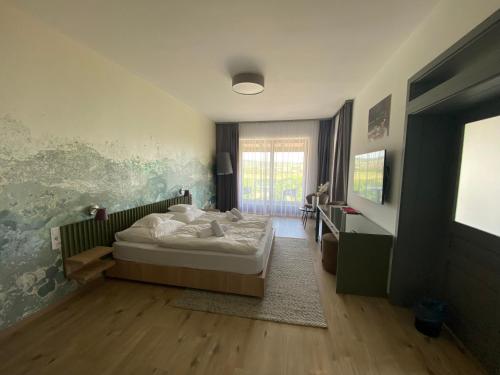 1 dormitorio con cama y ventana. en Angyal Villa en Rátka