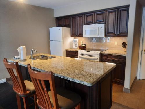 una cocina con una gran isla con encimera en Home Away From Home in Horse Shoe Valley, en Oro-Medonte