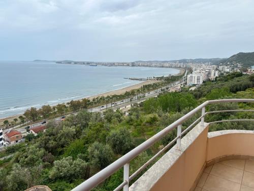 Blick auf den Strand vom Balkon eines Gebäudes in der Unterkunft Vlora City Apartments in Vlorë