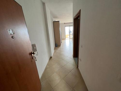 pasillo con 2 puertas y suelo de baldosa en Vlora City Apartments, en Vlorë