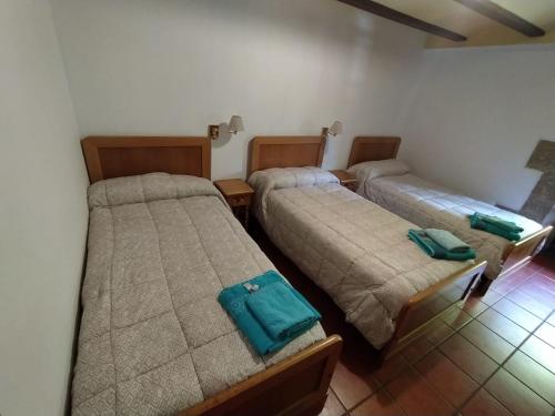 a room with two beds in a room at Albergue de Nuestra Señora Carrasquedo in Grañón
