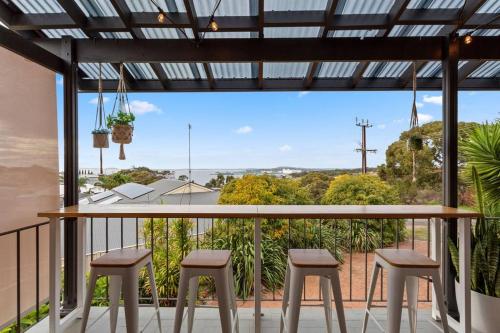Un balcón o terraza en Valley View Home - Barrel Sauna, Woodfired Pizza Oven, Firepit, Kids Playset