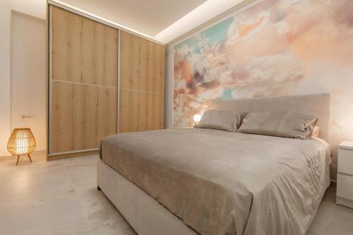 1 dormitorio con 1 cama grande y una pintura en la pared en Perfect Living en Rodas