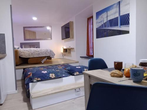 een kamer met een bed en een tafel met een tafel bij un trésor a découvrir - escapade millavoise in Millau