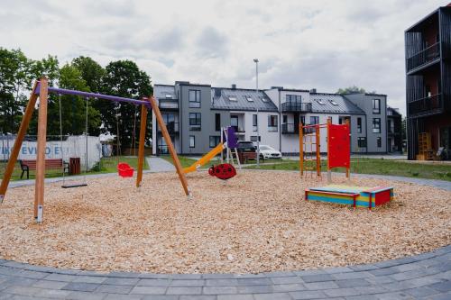 ein Spielplatz mit einem Haufen Spielgeräte in einem Park in der Unterkunft Vesiroosi Apartments - Apartment 2 in Pärnu