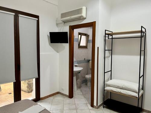 ein Badezimmer mit einem WC, einem Waschbecken und einem Spiegel in der Unterkunft La Pergola in Custonaci