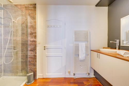 een badkamer met een douche en een wastafel bij Le 22 - Magnifique appartement en plein cœur des Chartrons in Bordeaux