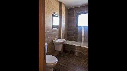 La salle de bains est pourvue de toilettes et d'un lavabo. dans l'établissement Ayia Napa Holiday Apartment Na101, à Ayia Napa