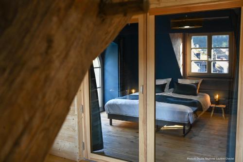 A bed or beds in a room at Gîte Les Muses, Ancien hôtel particulier avec SPA