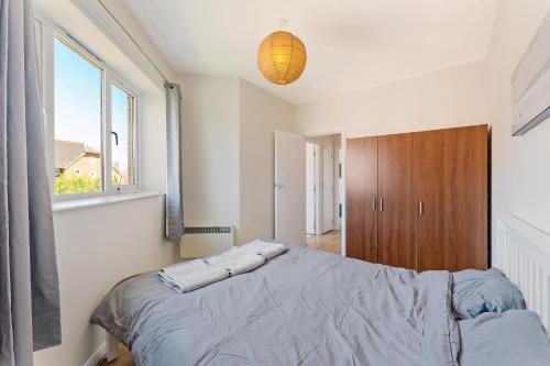 a bedroom with a bed and a window at Stunning aparment in Canada Water in London