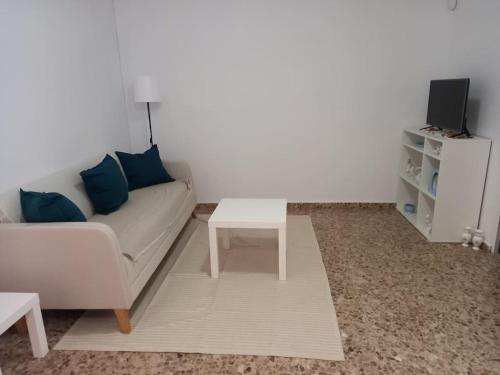 salon z kanapą i stołem w obiekcie MyCasa w mieście Morro del Jable