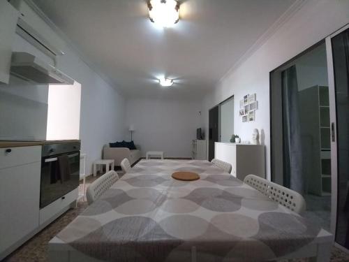 una camera con tavolo e sedie e una cucina di MyCasa a Morro del Jable